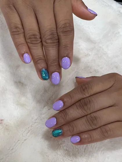 A simple yet festive look for Ganpati celebrations. This client chose a lovely lavender gel polish with a sparkling teal cat-eye accent nail.