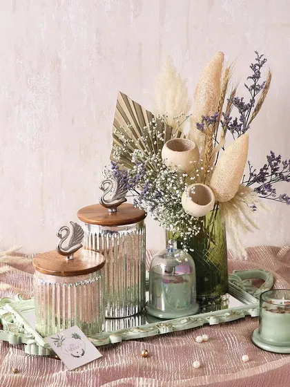 Our Swan Hamper is a statement of grace. It comes with a candle, a mirror tray, and two beautiful swan jars filled with our signature cookies and chocolate almonds.