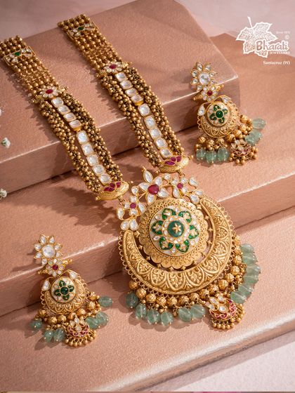 The Mother of Pearls Takkar Studded Royal Necklace is a testament to regal craftsmanship. Hand-set pearls and takkar-studded artistry redefine Indian elegance, creating a piece for the woman who commands her presence.