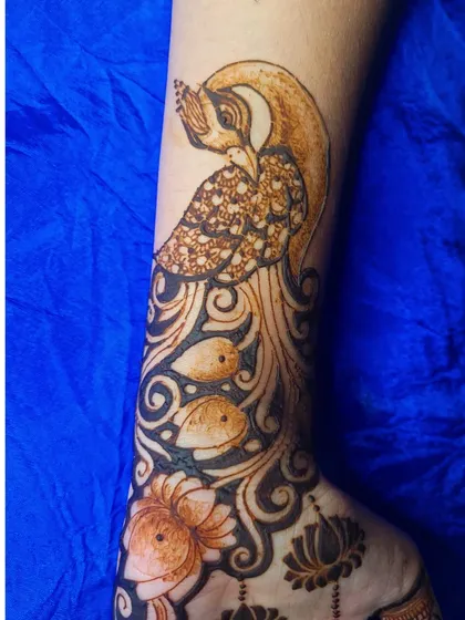 A close-up of the peacock from my practice design. I love working on the fine details of the feathers and the elegant curve of the neck.