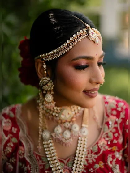 A close-up on the soft pink eye makeup and the beautiful matha patti that frames her face perfectly.
