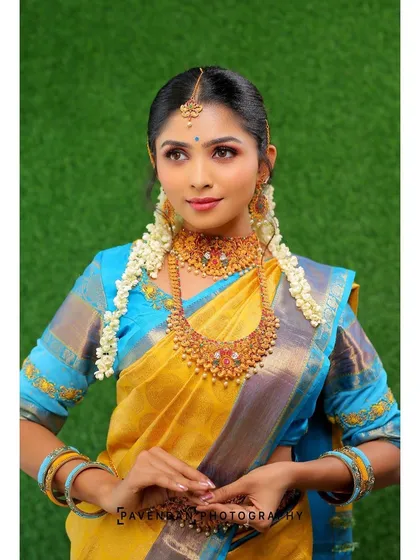 For this bride, we chose a bright and fresh color palette. The makeup highlights her features with a flawless base and soft, glowing eyes, paired with a traditional hairstyle adorned with fresh jasmine.