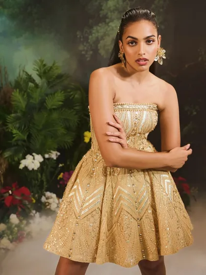 The Jules Dress is all about confidence. The strapless design and shimmering gold fabric are crafted to make you the center of attention.