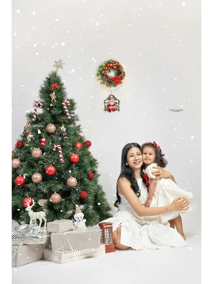 A warm hug by the Christmas tree. We set up a complete festive scene in our studio, so all you have to do is show up and smile.