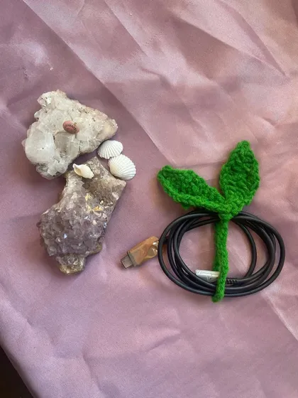 This is how I use the leaf sprout tie to organize my charging cables. It’s a simple and cute way to stop them from getting into a messy knot.