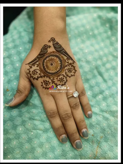 A single, charming motif of two parrots on a mandala. This is a quick and beautiful design, perfect for a party or as a demo in my henna classes.