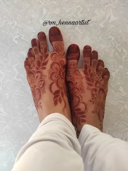 The stain on feet henna is just as important. I love how this leafy design developed into such a beautiful, deep colour.