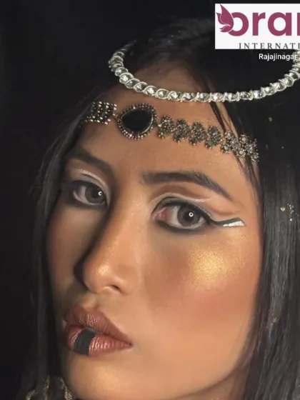 A direct and intense portrait that brings the character of Cleopatra to life.