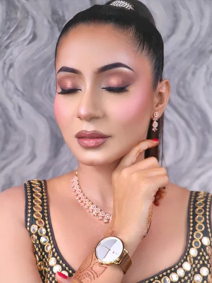 Elegance in a single frame. This subtle glam look features a soft brown smokey eye, rosy cheeks, and a nude lip, making it perfect for any sophisticated event.