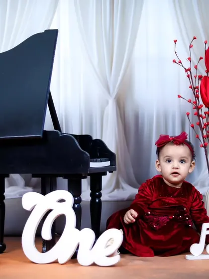 A full view of the classic red and white piano theme for a first birthday.