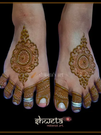 A classic and simple mandala design for the feet. This circular pattern is elegant and timeless, making it a great choice for bridesmaids or wedding guests.