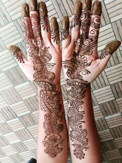 This is a classic Arabic bail design, which flows elegantly along the hand. It's a quick yet stunning option for party guests who want a beautiful henna design without the long waiting time.