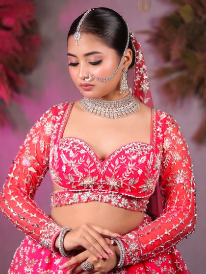 Every bride deserves to feel like a queen. This stunning transformation by our student features a bold eye, soft lips, and a beautiful pink lehenga.