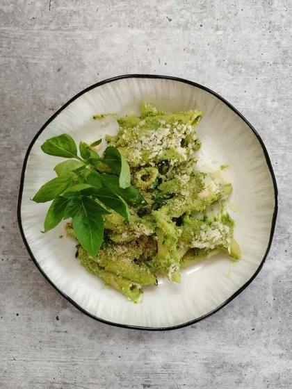 This isn’t just pasta; it’s penne gone chic. With a creamy avocado sauce and a hint of zest, this plate tastes like sunshine in every forkful.