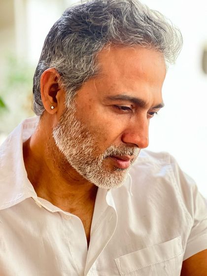 A simple portrait. Clarity and directness are key in law, and this is a value I embody in my communication and my personal aesthetic.