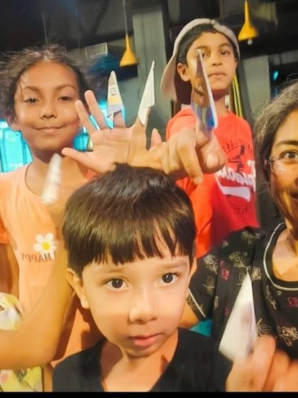 More happy faces and creative puppets! This candid shot captures the joy and spontaneity of our children's workshops, where learning and play go hand in hand.