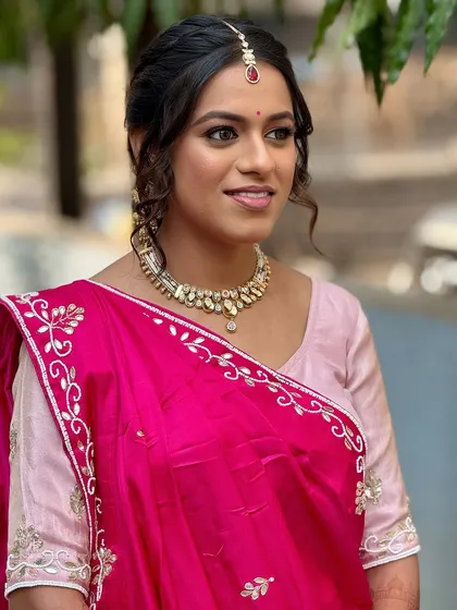 For her Path Muhurat, this bride chose a soft pink lehenga. The makeup was kept equally soft and graceful, with a focus on glowing skin and a serene feel to match the occasion.