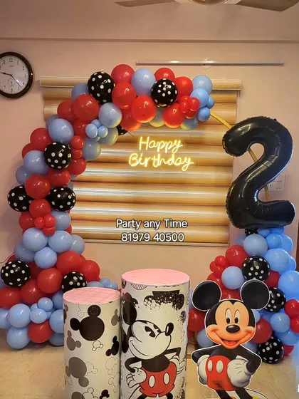 A clear shot of the Mickey Mouse themed decoration. I can provide custom pedestals and balloon arrangements to fit your space.