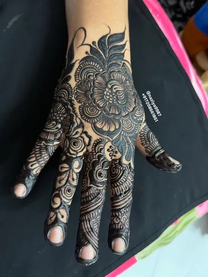 A beautiful, dark floral design created with an instant cone. The lines are crisp and the color is a striking black, perfect for a dramatic look.