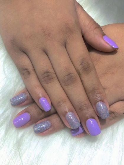 A classic combination of a solid color with glitter accent nails, always a great choice.