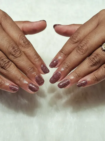 Sometimes, all you need is a little sparkle. This is a beautiful and simple glitter manicure on short, natural nails, perfect for any occasion.