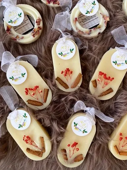 Here is another variation of my aroma tablets, featuring red berries and cinnamon for a festive look and scent. Each one is handpoured and can be hung easily with the attached ribbon.