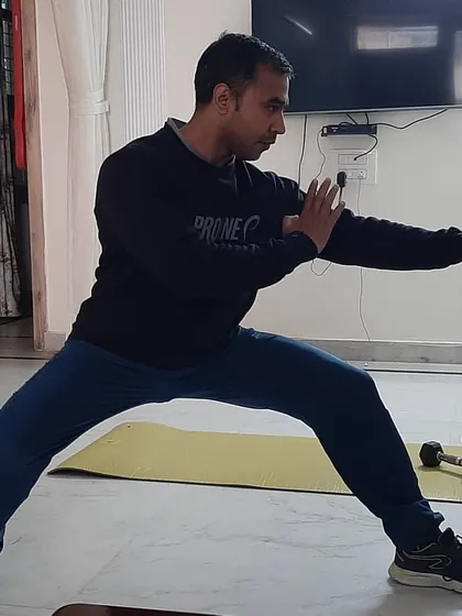 The beauty of this practice is its versatility. Here, I am guiding a session indoors, showing that you don't need a special environment to find your focus and practice mindful movement. This makes it ideal for personal training at home.