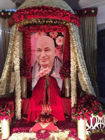 This is a close look at an intricate 'phool bangla' style Aasan I created for a Guruji Satsang. The entire canopy is densely packed with fresh red roses and white flowers, creating a rich and devotional atmosphere for the event.
