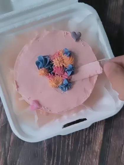 This anniversary bento cake features a fun surprise. The "hidden message" is revealed when you pull the tab, adding an interactive and memorable element to your celebration.
