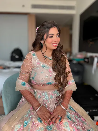 A lovely candid of Kejal. Her makeup was designed to last all night while still feeling lightweight and comfortable, letting her natural happiness shine through.