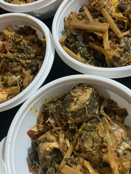 The Pongsen style fish packed in bowls, ready for orders.