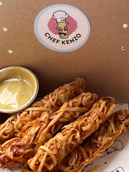 The perfect appetizer for rainy weather. These chicken strips are crunchy on the outside and juicy on the inside, served with a creamy dip.