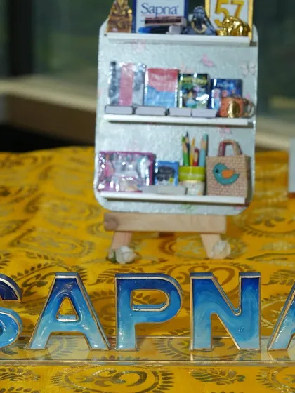 Another look at the possibilities of resin art. We teach you how to mix pigments and pour resin to achieve beautiful gradients and effects, resulting in a professional-looking piece you'll be proud to have made yourself.