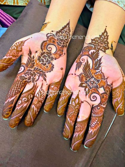 A lighter, Arabic-style design perfect for guests or smaller functions.