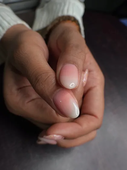 A simple and beautiful ombré nail set. The soft blend of pink and white is always a classic choice.
