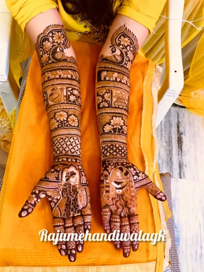 A classic design featuring bands of different motifs. You can see peacocks, elephants, and lotuses, all traditional symbols of beauty and prosperity.