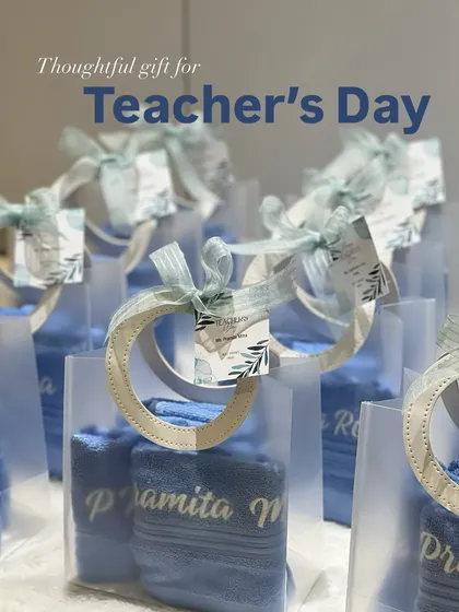 Another look at our Teacher's Day gifts, this time with blue towels. The personalized embroidery and elegant packaging show your gratitude in style.