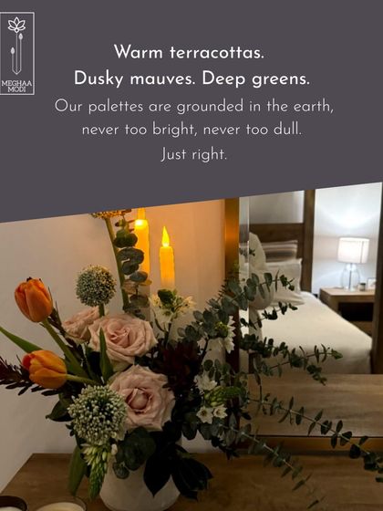 This earthy arrangement with warm terracotta tones and deep greens is a perfect example of the "Neo-Nature" trend. It's a beautiful piece for home decor.