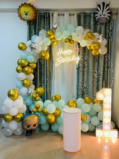 The complete setup for the first birthday party at home. It shows how I can create a beautiful and complete party look even in a smaller space.