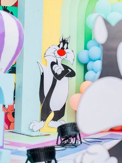 A close-up of the Looney Tunes decor, featuring Sylvester and a purple striped hot air balloon.