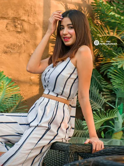 A bright and cheerful lifestyle portrait from a cafe shoot. This kind of image is perfect for social media content and brand collaborations.