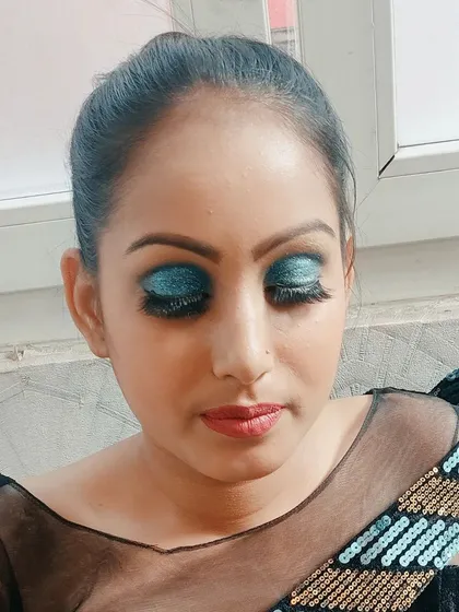 A stunning blue glitter cut-crease eye makeup look. This is perfect for a cocktail party or reception when you want your eyes to be the center of attention.