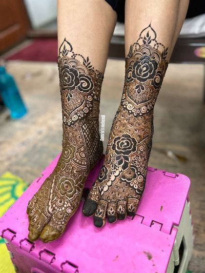 Another angle of this gorgeous leg design. The patterns are symmetrical and the coverage is perfect.