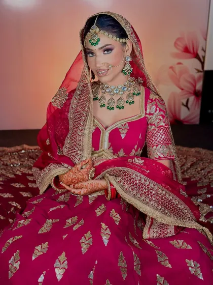 The complete look, ready for the wedding. The makeup is balanced and harmonious with the colorful outfit and jewelry.