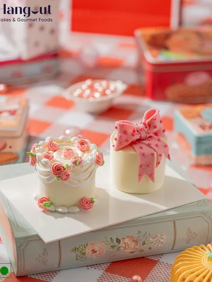 This delightful set of two micro mini cakes features a floral Vanilla Raspberry design and a chic Strawberry gift bow design. They are perfect for adding a playful touch to any event.