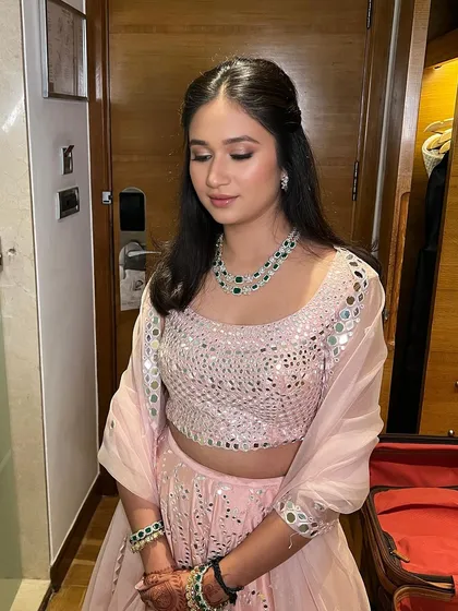 A closer look at this clean girl glam. The focus is on minimal makeup that enhances natural beauty, perfect for a daytime event.