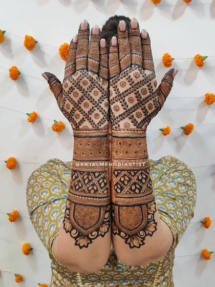 A heavy backhand design with intricate grid work.