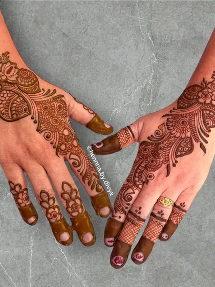 I love creating classic Arabic mehendi trails. This design features a flowing vine of flowers and paisleys that gracefully moves from the wrist to the fingertip, leaving elegant open spaces that accentuate the pattern.