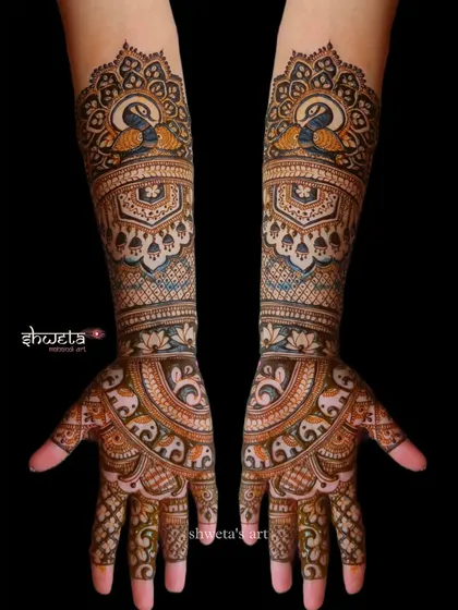 An elbow-length design perfect for a bride or her close family. This pattern features a beautiful blend of peacock and elephant motifs with intricate detailing.