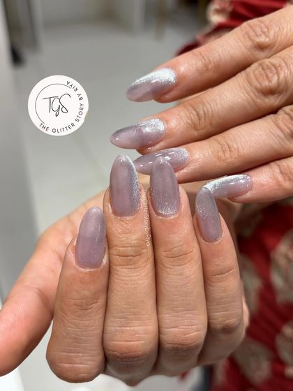 A beautiful set of lavender-grey cat-eye nails. The magnetic shimmer gives this simple color a lot of depth and elegance.